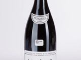 la bouteille de vin est posée sur la table, prête à être consommée