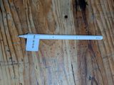 une brosse à dents posée sur un parquet