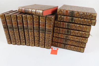 plusieurs vieux livres empilés sur une surface blanche