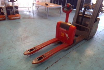 a fork lift truck that is parked in a warehouse