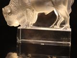 une figurine en verre représentant un taureau et un mouton