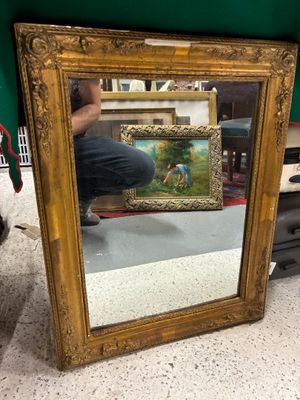 une photo d'un homme se prenant en photo dans un miroir