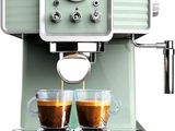 deux tasses de café en train d'être versées dans une machine à café