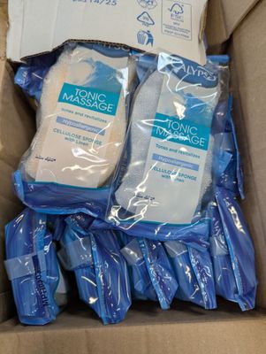 deux flacons de gel hydroalcoolique dans une boîte en carton