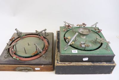 deux boîtes ornées d'une horloge, placées l'une à côté de l'autre