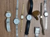 un grand nombre de montres posées sur une table