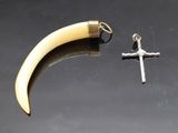 une photo représentant un couteau et une croix posés sur une table