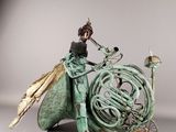 statue représentant une femme à cheval, avec une calèche et un cor français
