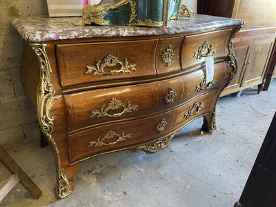 une commode au plateau en marbre, surmontée d'un miroir