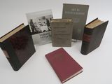 plusieurs livres sont posés sur une surface blanche avec un fond blanc