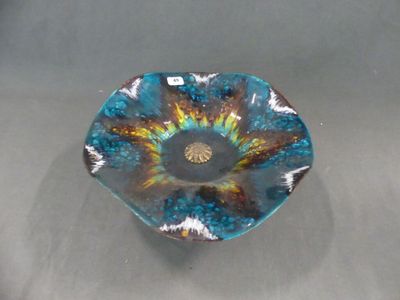 un saladier en verre orné d'un motif bleu et jaune