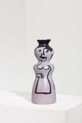 un vase en noir et blanc sur lequel est représentée une femme