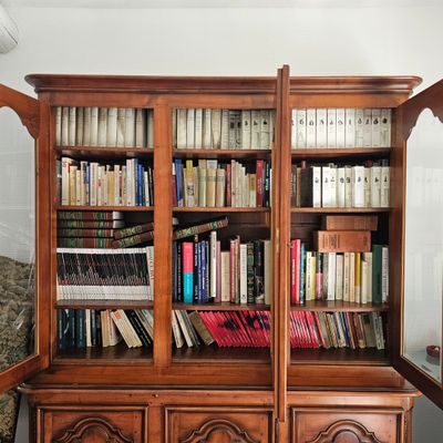 une bibliothèque remplie de livres dans un salon