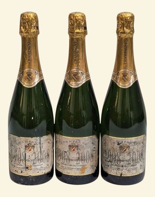 trois bouteilles de champagne posées côte à côte sur une table