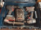deux outils électriques dans une boîte à outils posée par terre