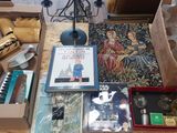 une table sur laquelle se trouvent de nombreux objets