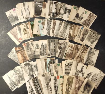 une photo en noir et blanc représentant un tas de vieilles cartes postales