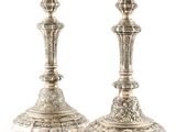 paire de chandeliers anciens en argent sur fond blanc