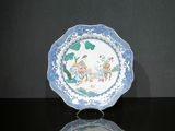 une assiette bleue et blanche avec une image de femme dessus