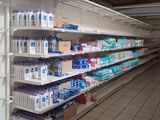 de nombreux rayons dans le magasin proposant différents types d'eau
