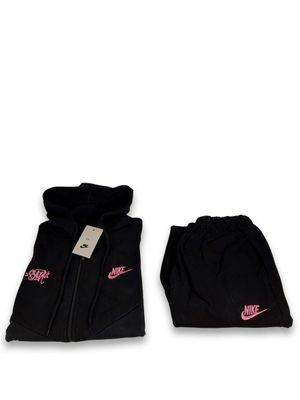 un pantalon de survêtement noir orné d'un logo Nike rose
