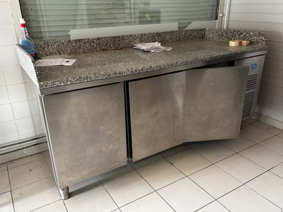 un plan de travail avec deux éviers et un miroir dans la cuisine