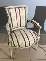 Paire de fauteuils en bois stuqué et laqué crème, les consol… (photo 2)