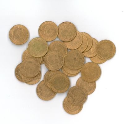 une pile de pièces d'or sur une surface blanche