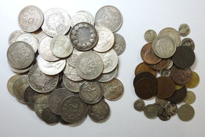 beaucoup de pièces qui sont sur la table