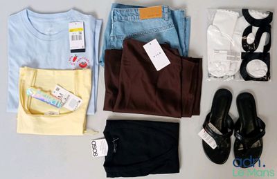 beaucoup de vêtements et de chaussures étalés sur une table