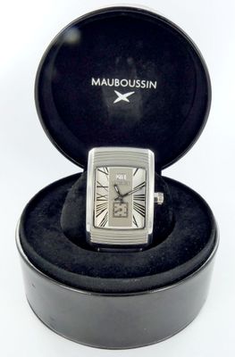 une image représentant une montre dans un écrin noir sur fond blanc