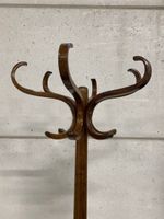 THONET dans le goût de : Deux porte-manteaux en bois courbé … (photo 5)
