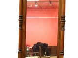 un miroir posé sur une étagère dans une pièce