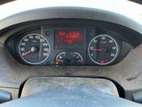 un gros plan sur le tableau de bord d'une voiture avec un compteur de vitesse