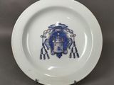 une assiette blanche ornée d'un motif bleu et blanc