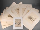 un lot de cartes posées sur une table