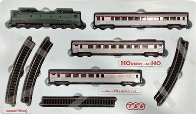un plateau en plastique contenant un circuit de train