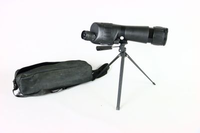 un sac noir et un télescope noir monté sur un trépied