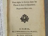 un livre ouvert sur lequel figure l'image en noir et blanc d'un oiseau