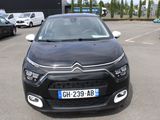 l'avant d'une Citroën noire garée sur un parking à côté d'autres voitures