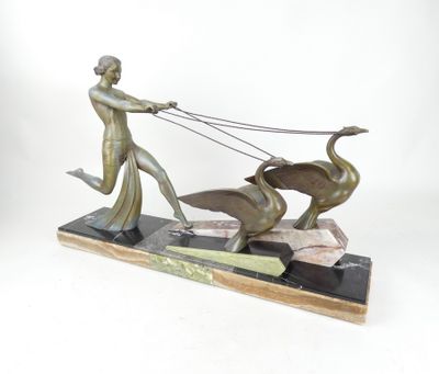 statue représentant une femme tirant un canard avec une charrue, posée sur un socle en marbre
