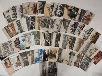 un tas de vieilles photos posées sur une table