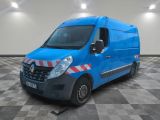la camionnette bleue est garée sur un sol à carreaux dans une pièce