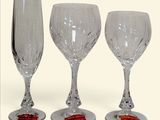 trois verres à vin posés l'un à côté de l'autre sur une table