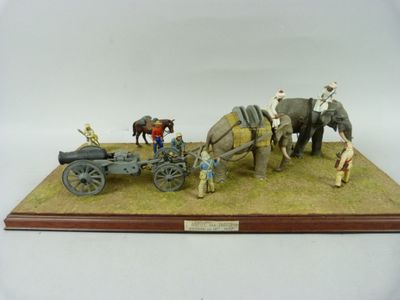 figurine représentant une calèche tirée par des chevaux, avec des personnages et des éléphants