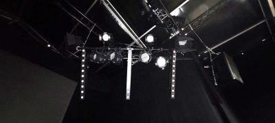 les nombreuses lampes suspendues au plafond de la pièce
