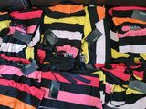 un tas de vêtements posé sur un canapé