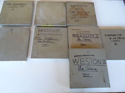 une table sur laquelle sont posés de nombreux livres anciens