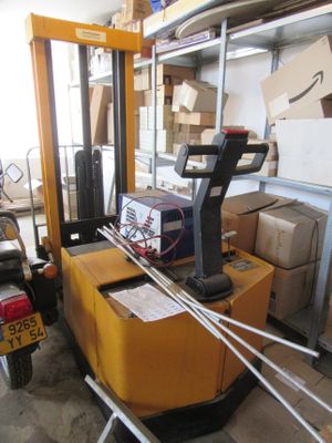 un chariot élévateur avec des cartons à l'arrière