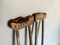 Paire de béquilles anciennes en bois. (photo 2)